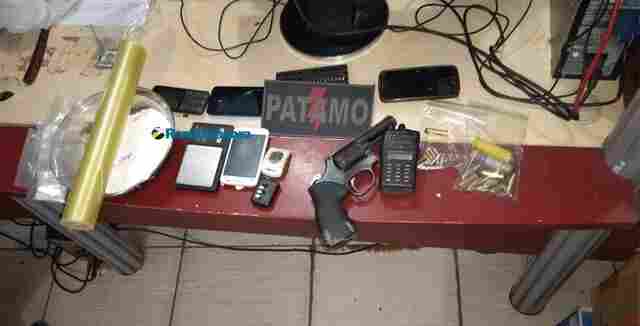 Mãe e filho são flagrados com arma e drogas; foragido é recapturado