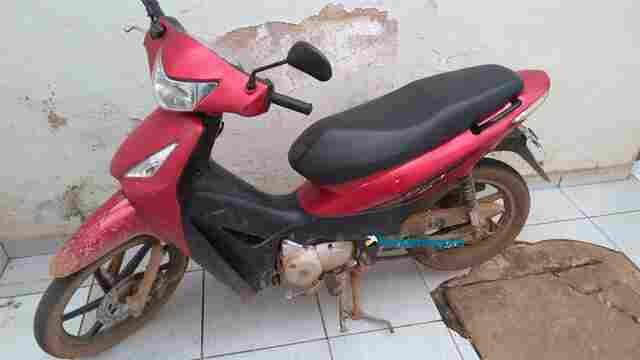 Casal é preso com moto roubada e vários cartões de crédito de outras pessoas