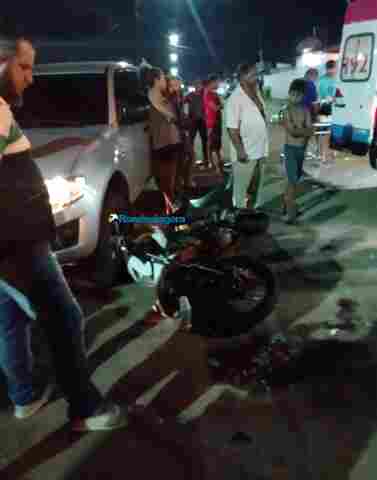 Motociclista fica ferido após colisão em dois carros