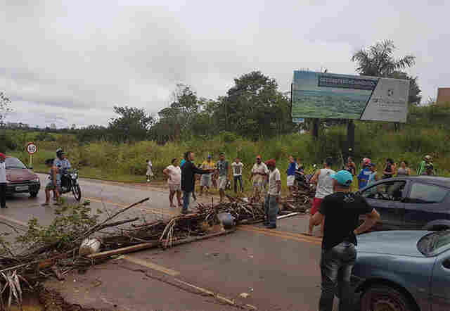 Manifestantes liberam tráfego na BR-319 após horas de bloqueio