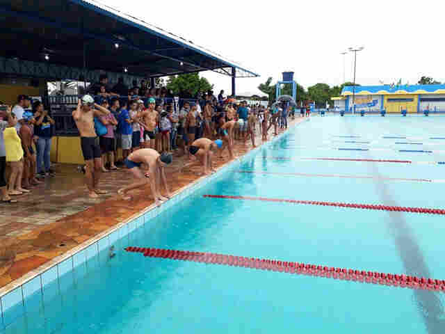 Pais e atletas destacam revitalização do parque aquático e anúncio de obras no Vinícius Danin