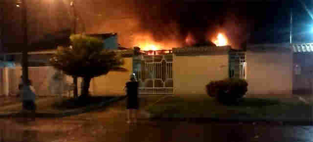 Vídeo e fotos: incêndio de grandes proporções destrói loja de autopeças em Porto Velho