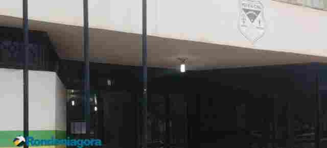 Homem não respeita medida protetiva e é preso após invadir casa da ex e dormir no local