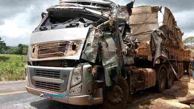 Carreta de soja tomba na BR-364 durante ultrapassagem e motorista fica em estado grave
