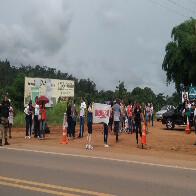 Em greve, professores fazem manifestação e tentam fechar BR-364 em Ariquemes