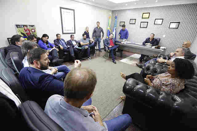 Deputados intercedem, mas acordo entre servidores da educação e Governo não sai