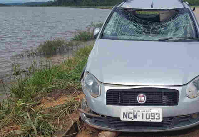 Acidente na BR-364 mata duas pessoas após carro cair no rio