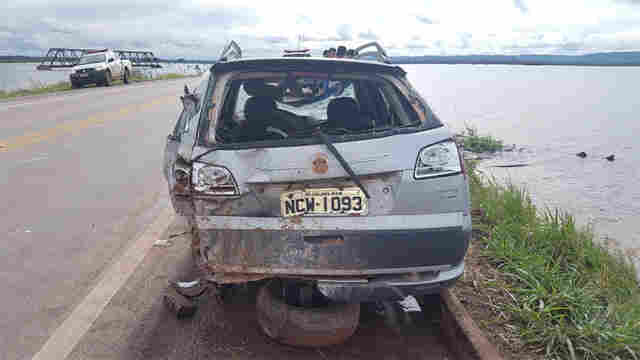 Pálio que caiu no Rio Madeira com duas pessoas é retirado com auxílio de trator