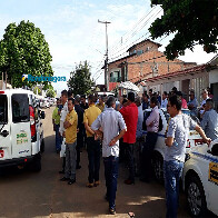 Taxistas protestam na Câmara e dizem que só saem quando táxi compartilhado for sancionado