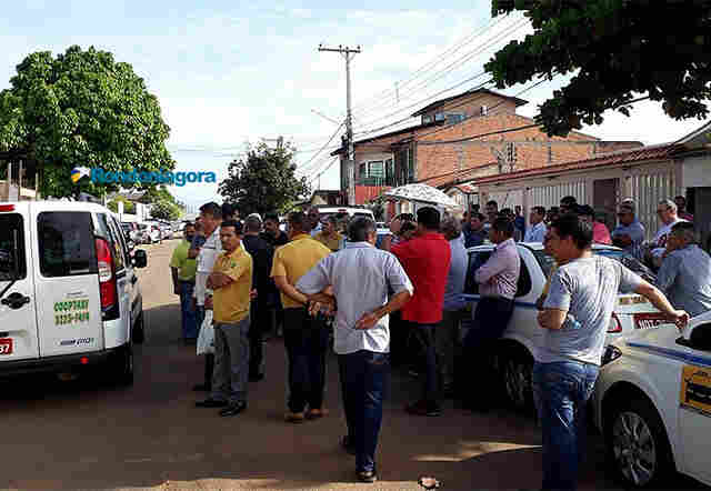 Taxistas protestam na Câmara e dizem que só saem quando táxi compartilhado for sancionado