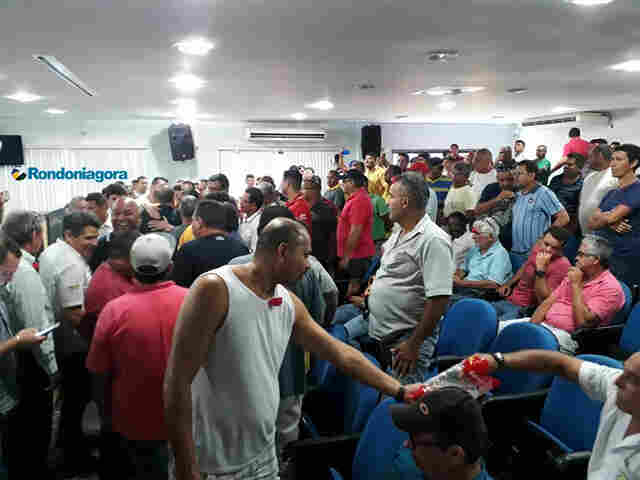 Em novo dia de protestos, taxistas mantém concentração na Câmara e fecham avenida