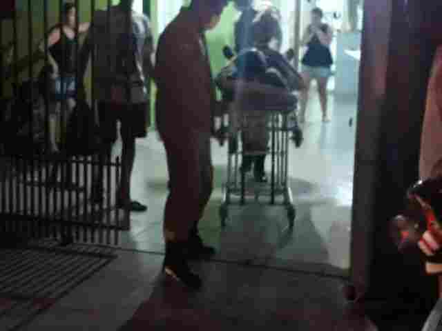 Criminosos invadem residência e tentam executar rapaz a tiros; vítima foi baleada quatro vezes