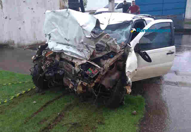 Policial civil morre em grave acidente após colidir carro em muro de vila militar