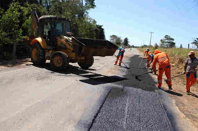 DER inicia força-tarefa com frentes de serviço em operações tapa-buraco em sete municípios