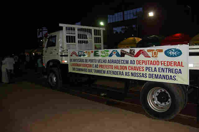 Garçon entrega caminhão novo para artesãos da Capital