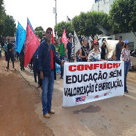 Trabalhadores em educação fazem manifestação em Ariquemes