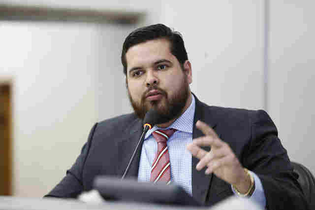 Jean Oliveira indica compra de transporte escolar com rampa para Primavera de Rondônia