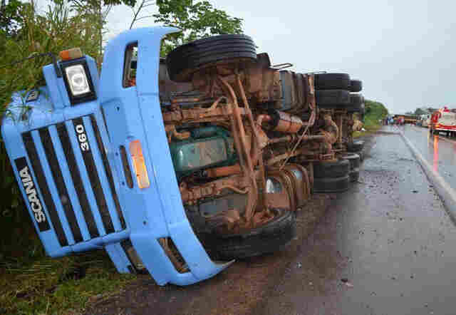 Uma pessoa morre e outra fica ferida em acidente com caminhão e duas carretas na BR-364