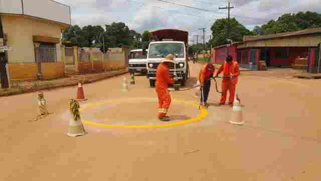 Para melhorar tráfego, Prefeitura executa sinalização em pontos críticos da cidade