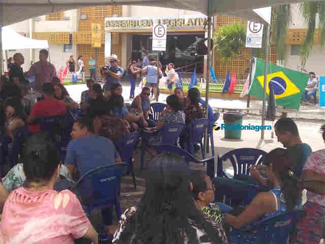 Após proposta do Governo, trabalhadores da educação decidem se encerram greve