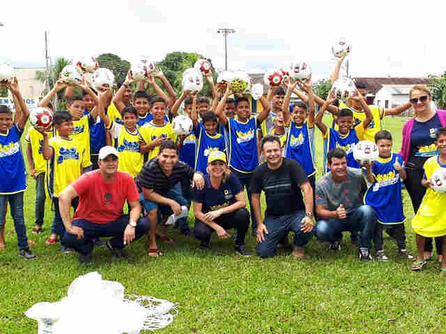 Alunos de Calama recebem coletes e novos kits esportivos da Semes