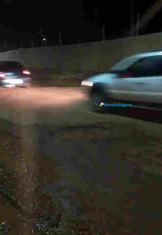 Motociclista fica ferida ao desviar de buraco em rua e colidir em automóvel