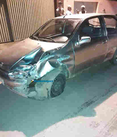 Instrutor de autoescola fratura perna e aluna fica ferida após colisão entre carro e moto