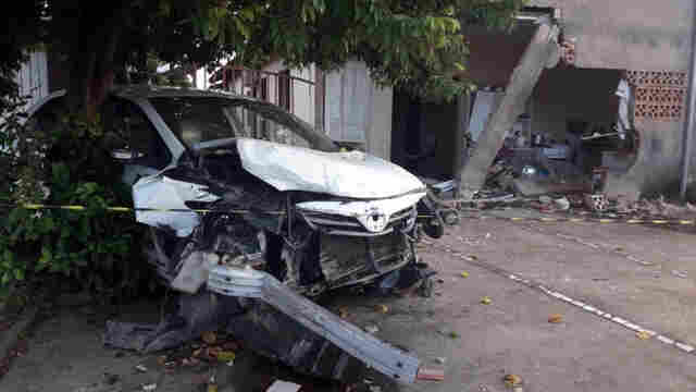 Motorista perde controle da direção de carro e invade residência