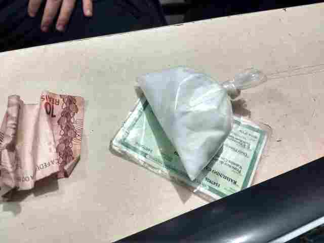 Dois são presos com cocaína em campo de futebol na capital