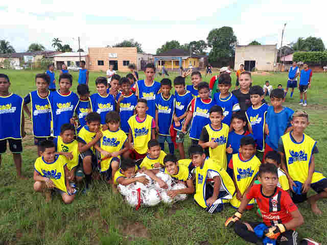 Semes repõe material esportivo, conclui projeto de campo sintético e convida população para 50ª Rua de Lazer