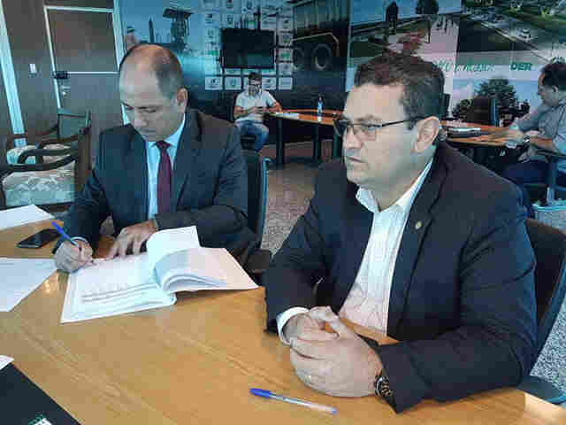 Prefeito Leomar Patrício e deputado Ezequiel Junior assinam empenhos de R$315 mil para Machadinho