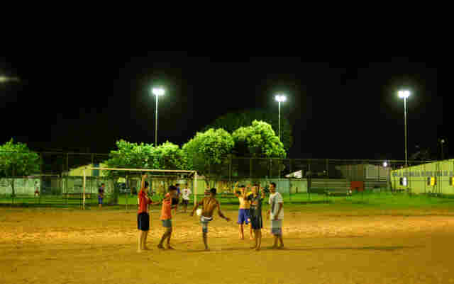 Complexo esportivo do Conjunto Jamary é totalmente iluminado pela Prefeitura