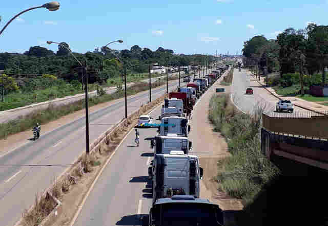 Vídeo: Greve dos caminhoneiros deixa Rondônia sem combustível, cidades sem energia e gera corrida a supermercados