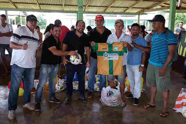 Laerte Gomes acompanha entrega de kits esportivos na região de Porto Murtinho, em São Francisco do Guaporé