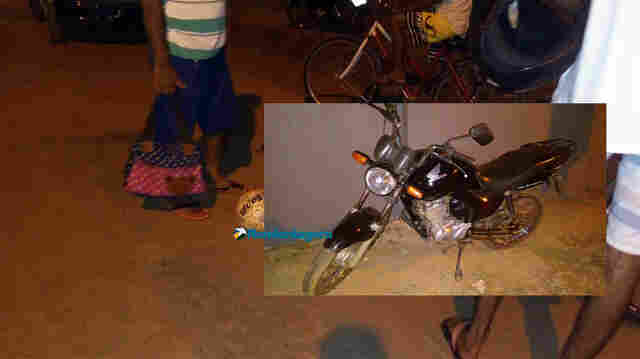 Casal cai de moto após bola bater no veículo e mulher fica com fratura exposta