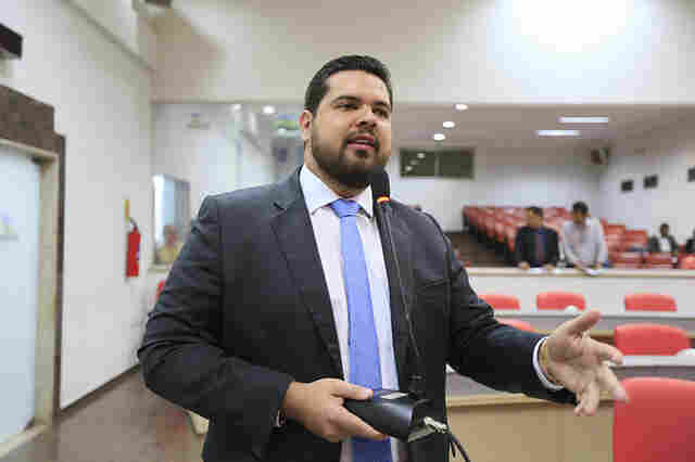 Jean de Oliveira pede reparos na iluminação do Complexo Poliesportivo Deroche