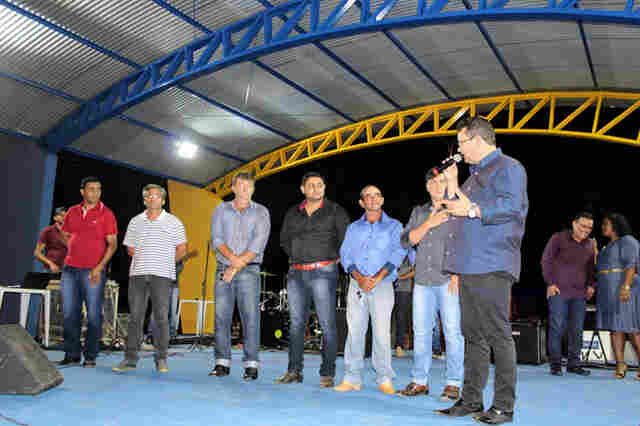 Ezequiel Junior prestigia Aniversário de Anari com entrega de palco de shows e eventos gospel