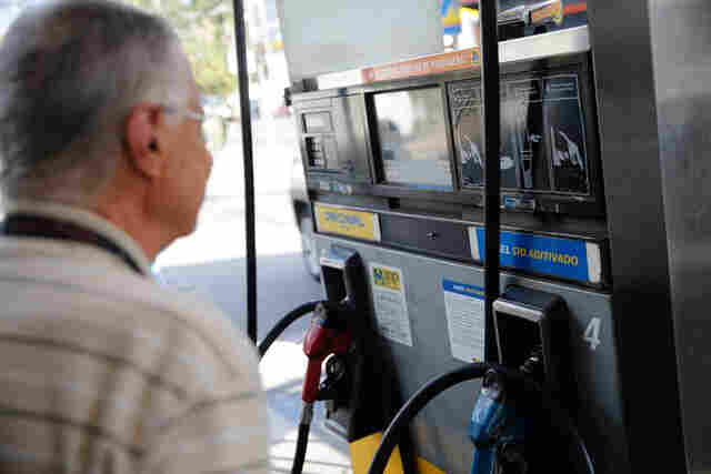 Preço médio da gasolina cai pela terceira semana no país, diz ANP