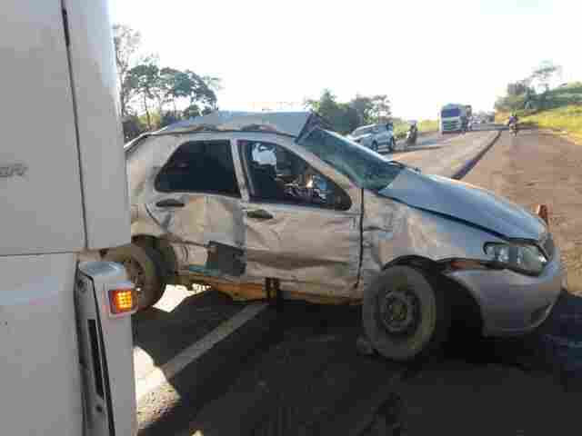Idosa morre em grave acidente na BR-364 envolvendo carro e carreta
