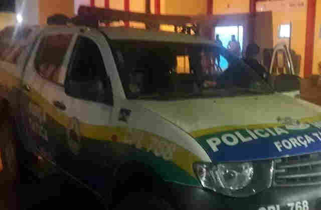 Mulher é esfaqueada pelo marido durante briga em bar