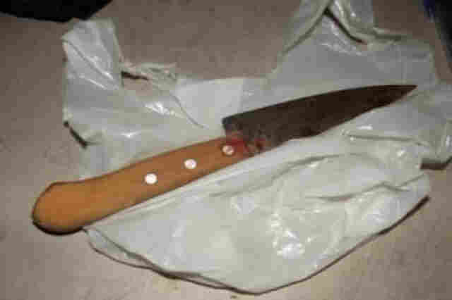 Adolescente tenta defender mãe de agressões do padrasto e é esfaqueada