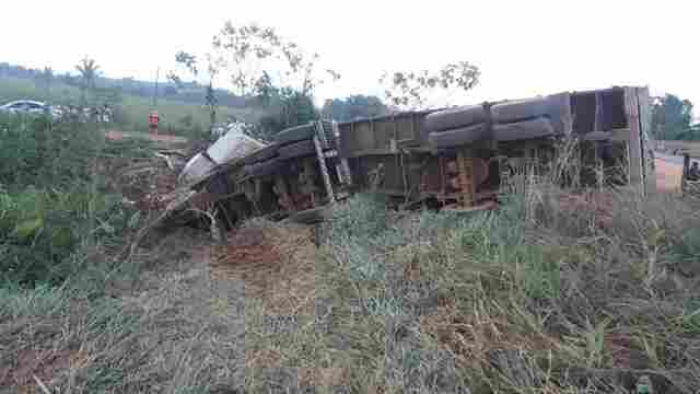 Jovem morre soterrado após acidente com carreta do pai