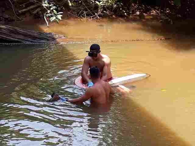 Corpo de homem é encontrado com moto em rio