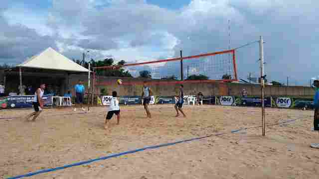 Anfitriões do Joer perdem uma e vencem outra partida de vôlei de praia em Vilhena