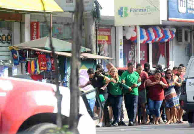 Quadrilha invade lotérica, usa 12 reféns como escudo e acaba morta pela Polícia do Amazonas
