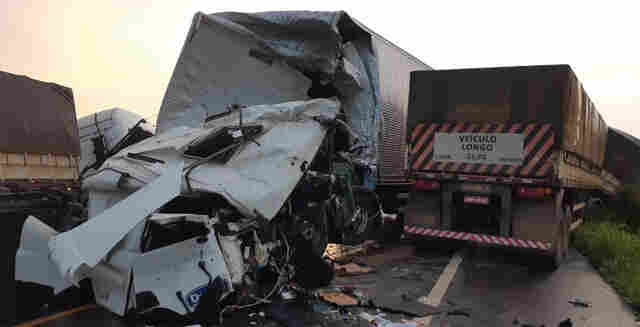 Motorista fica preso às ferragens e morre em acidente com duas carretas na BR-364