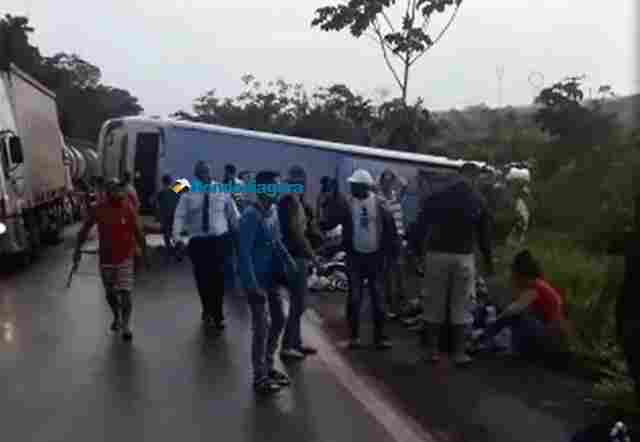Vídeo: Ônibus com 30 passageiros tomba na BR-364 ao desviar de buraco e deixa vários feridos