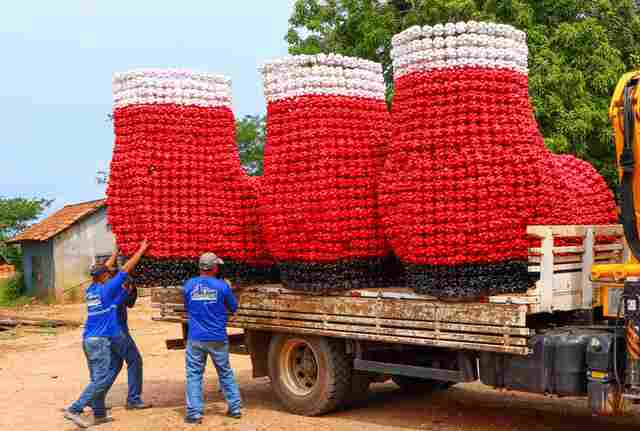 Decoração natalina começa a ser instalada em Ji-Paraná