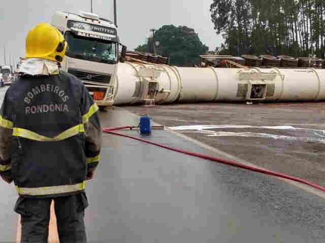Carreta carregada com 61 mil litros de álcool tomba em Vilhena e deixa BR-364