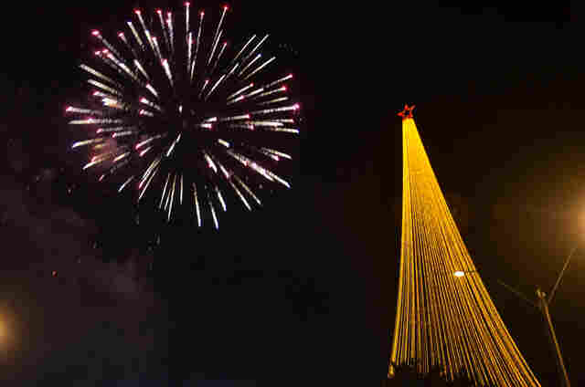 Luzes da maior árvore de Natal de Rondônia são ligadas em Ariquemes